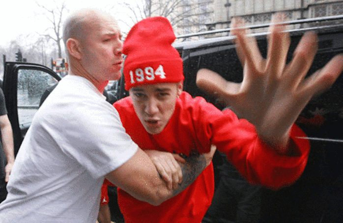 
	
	Tưởng như đã quen với việc bị paparazzi làm phiền nhưng Justin Bieber đã có lúc phải "nổi cơn" như thế này.